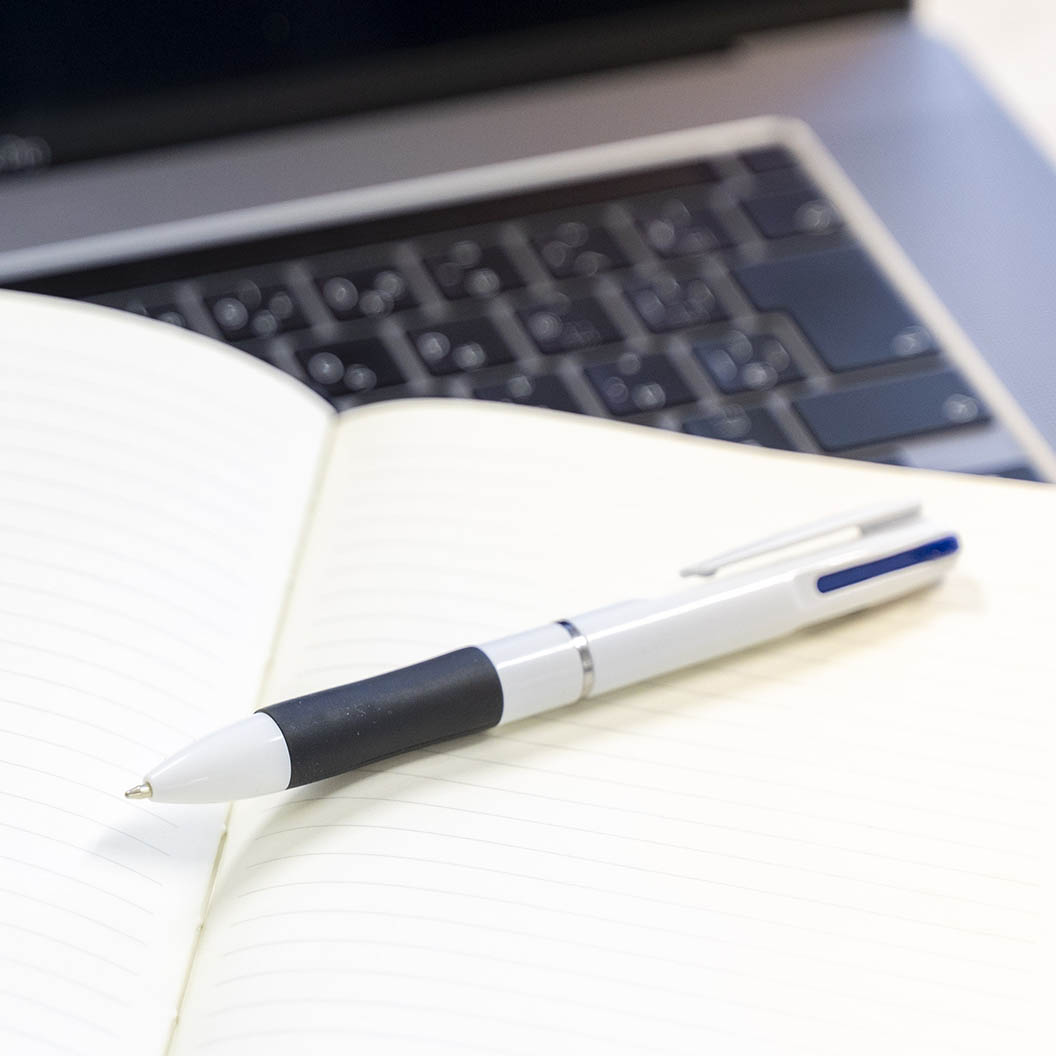 短納期】スマート3色ボールペン V010578｜ノベルティ・オリジナル